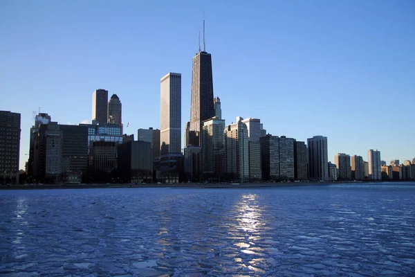 Chicago Hancock torre y el mar congelado — Foto de Stock