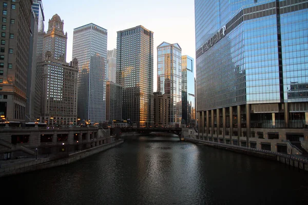 芝加哥河和摩天大楼 — 图库照片