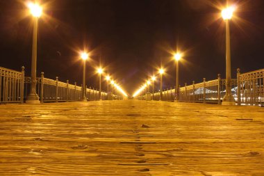 Gece boyunca iskelede.