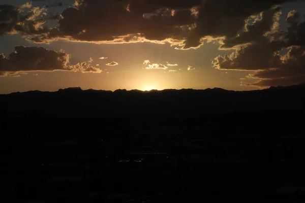 Matahari terbenam di belakang gunung — Stok Foto
