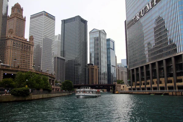 The high skyscrapers and the quiet river — Stock Photo, Image