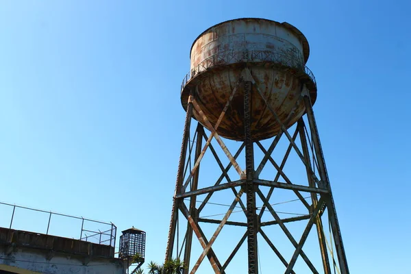 A torre de água ferrugem — Fotografia de Stock