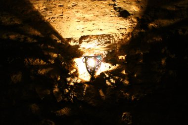 Bir mağarada sarı ışık efektleri