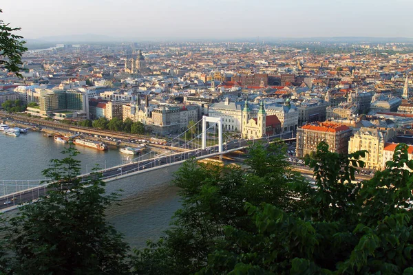 Ponte branca Elisabeth e Danúbio em Budapeste — Fotografia de Stock