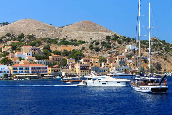 Barcos y casas de la isla de Simi — Foto de Stock