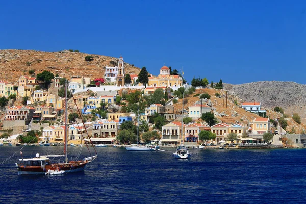 Simi adasının tepesindeki kilise.
