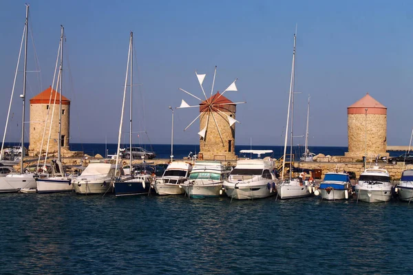 Molinos de viento históricos y barcos en el mar — Foto de Stock