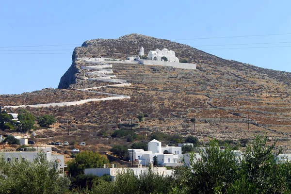 Церковь на вершине острова — стоковое фото