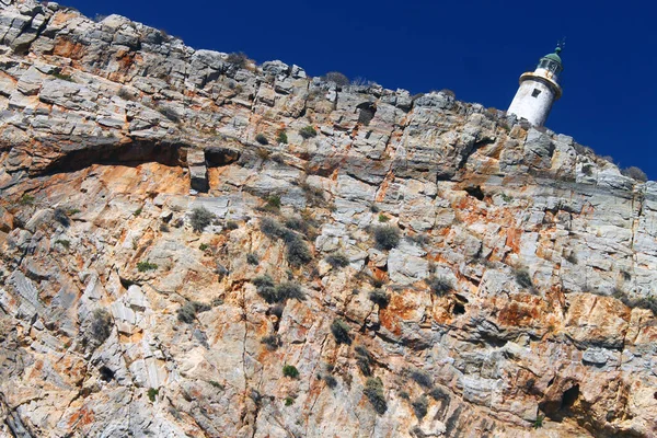 El faro en la cima de la roca — Foto de Stock