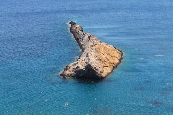 Το βραχονησί στη μέση της θάλασσας — Φωτογραφία Αρχείου