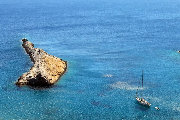La isla de las rocas y el velero — Foto de Stock