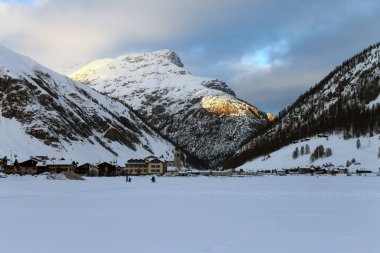 Livigno köyünün kış manzarası