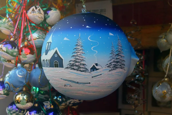 Handgemachte blaue Weihnachtskugel — Stockfoto