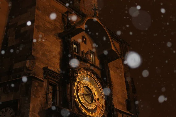 La nieve y el reloj de oro — Foto de Stock