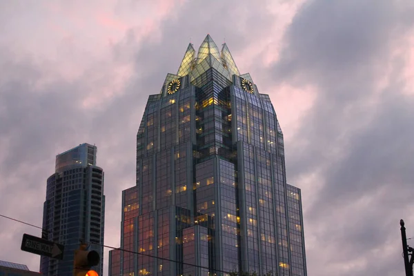 Detail zrcadlového mrakodrapu s růžovými mraky — Stock fotografie