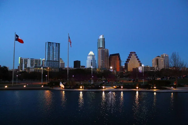 Austinovy budovy, vlajky a řeka za soumraku — Stock fotografie