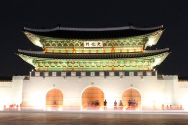 Seul şehir merkezindeki Gwanghwamun kapısı.