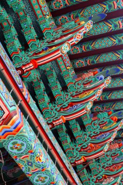 Çatıda Kore renkleri var.