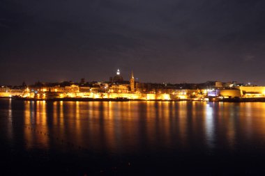 La Valleta 'nın gece manzarası