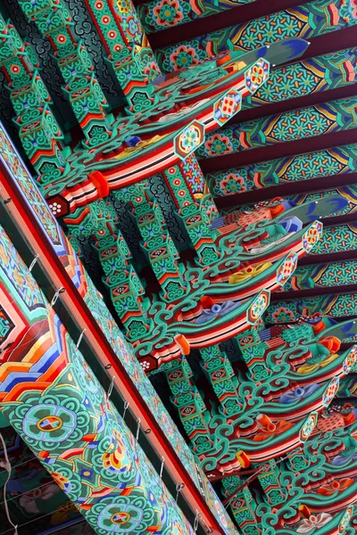Koreanska intensiva färger på taket — Stockfoto