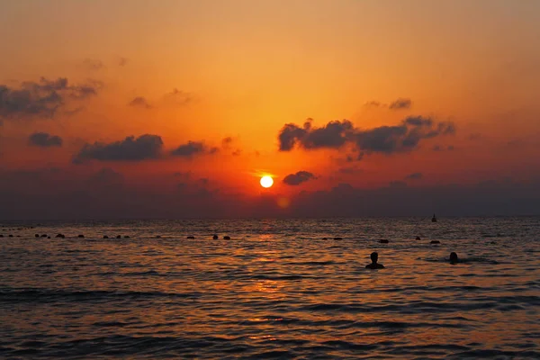 En sommarsolnedgång på havet — Stockfoto