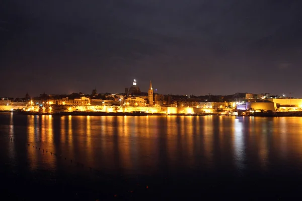 Um panorama noturno de La Valleta — Fotografia de Stock