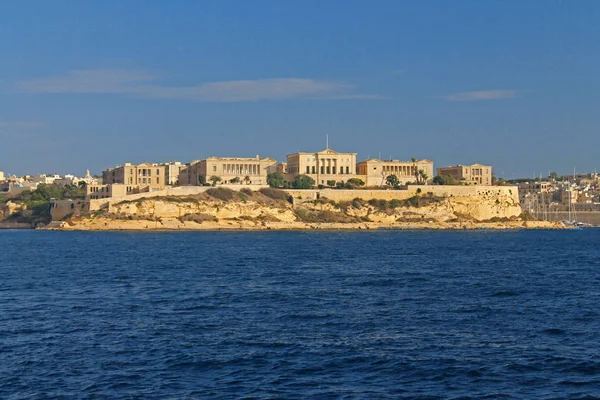 Historische kalkstenen huizen in Malta — Stockfoto