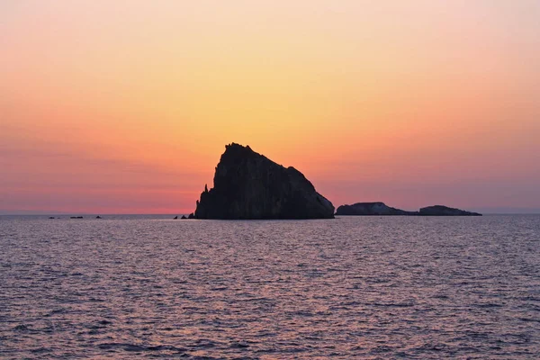 The rock and the colored sunrise — Stock Photo, Image