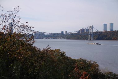 Hudson nehrindeki Washington köprüsünün manzarası