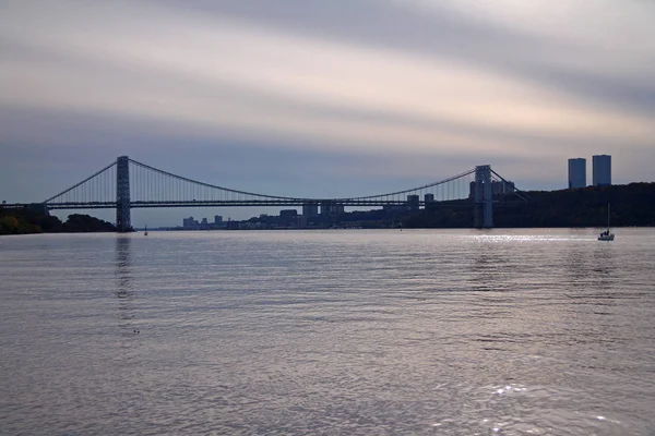 Washington Bridge Sonnenuntergang mit Wolken — Stockfoto