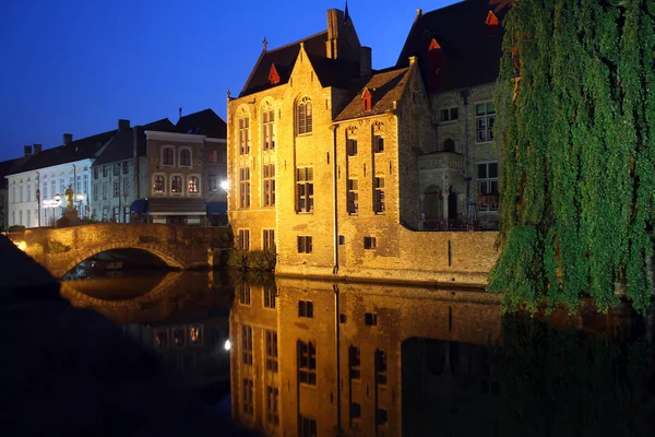 I corsi d'acqua notturni di Bruges — Foto Stock