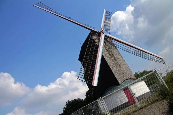 The windmill, the sky and the clouds — Stock Photo, Image