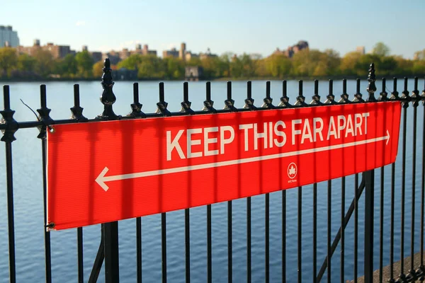 Sosyal uzaklık için bu uzak işareti tutun