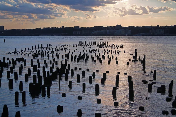 Pôr Sol Entre Estacas Rio — Fotografia de Stock