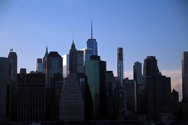自由塔和曼哈顿的摩天大楼 — 图库照片