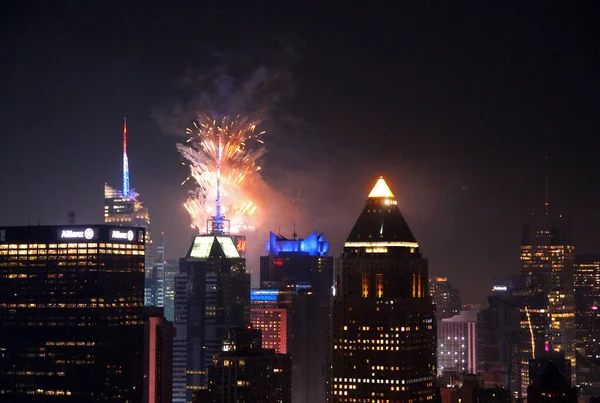 Empire State Building Fyrverkerier Explosion För Juli — Stockfoto