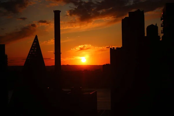 Der Schornstein Und Die Wolkenkratzer Orangen Sonnenuntergang — Stockfoto