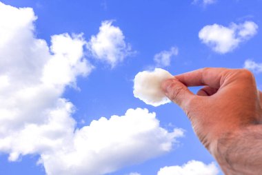 El bulutu gökyüzünden kopardı