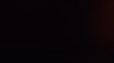 4k hareketli daire Real Light Leak ve Lens Fişekleri üstüste biniyor. Kırmızı sıcak alev arka planı, hızlı hız. Çekimlerinizi birleştirmek, videoyu biçimlendirmek, geçişlerinizi