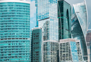 Modern yeni binalarla güzel şehir manzarası, gündüz panoramik manzarası