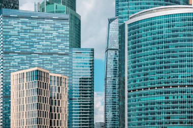 Modern yeni binalarla güzel şehir manzarası, gündüz panoramik manzarası