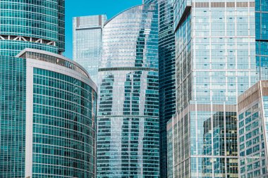 Modern yeni binalarla güzel şehir manzarası, gündüz panoramik manzarası