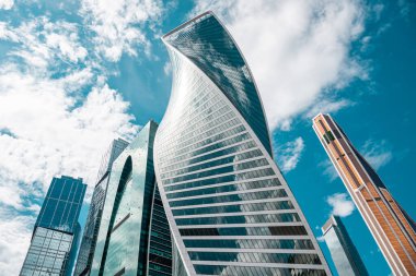 Modern yeni binalarla güzel şehir manzarası, gündüz panoramik manzarası