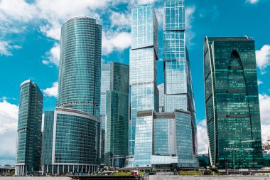 Modern yeni binalarla güzel şehir manzarası, gündüz panoramik manzarası