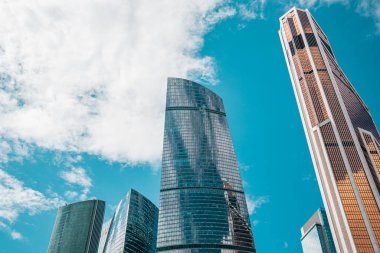 Finans bölgesinde bir gökdelen, şehir mimarisi, gökyüzü geçmişi