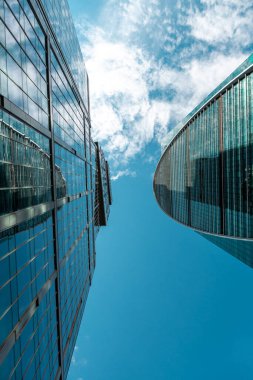 Finans bölgesinde bir gökdelen, şehir mimarisi, gökyüzü bulutlu arka plan