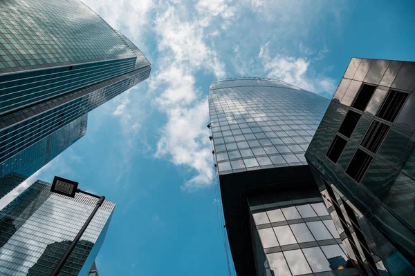 Bir finans bölgesinde, şehir mimarisinde Gökdelen 'de pencere temizleyicileri