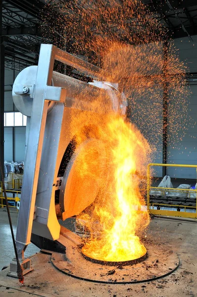 高温在铸造厂中熔化铁会引起火灾和火花 — 图库照片