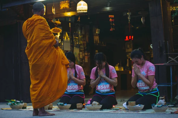 泰国的蒋汗区 2018年9月02日 佛教向僧侣们提供食物 按照我们的宗教信仰做好事 从和尚那里得到祝福 — 图库照片