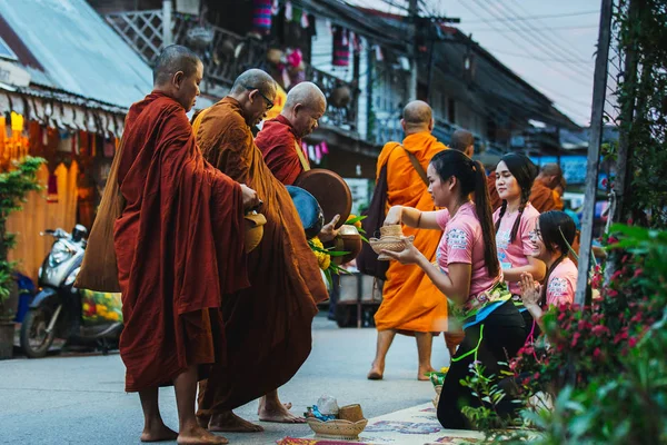 Okres Chiang Khan Thajsko Září 2018 Buddhistický Nabídnout Jídlo Mnichům — Stock fotografie